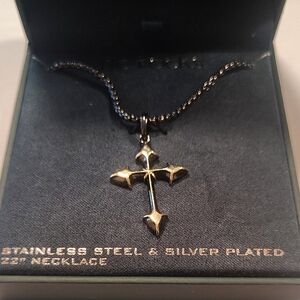 Men's Silver-Tone Cross Pendant Necklace  Stainless Steel And Silver Plating 22"